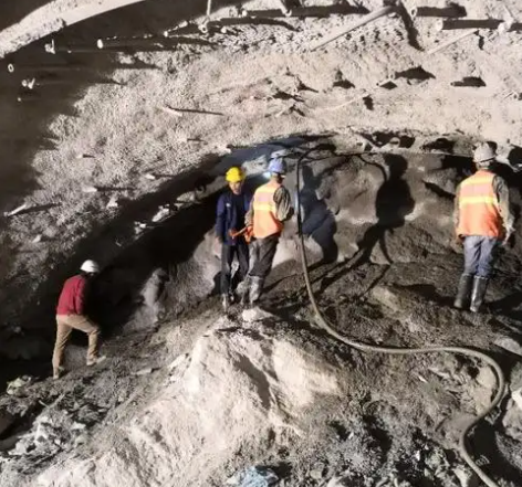 准格尔拱顶带模注浆料的施工流程及注意事项